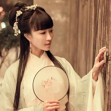 素雅帶團(tuán)扇生頭像，唯美古風(fēng)真人頭像