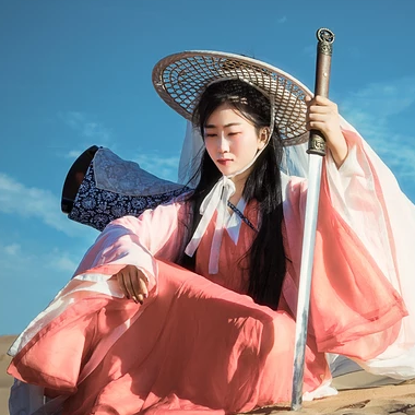 文藝俠客帶兵器女生頭像，唯美古風真人頭像