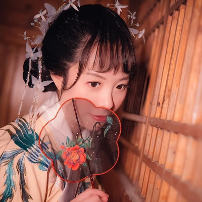 月夜帶團扇女生頭像，唯美古風(fēng)真人頭像