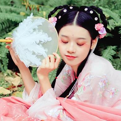 粉衣少女心帶團(tuán)扇女生頭像，唯美古風(fēng)真人頭像