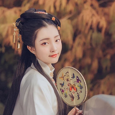秋葉帶團(tuán)扇女生頭像，唯美古風(fēng)真人頭像