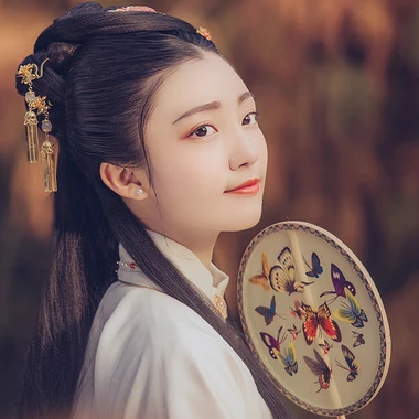 秋葉帶團(tuán)扇女生頭像，唯美古風(fēng)真人頭像