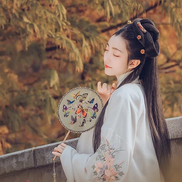 秋葉帶團(tuán)扇女生頭像，唯美古風(fēng)真人頭像