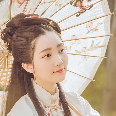 秋葉帶團(tuán)扇女生頭像，唯美古風(fēng)真人頭像