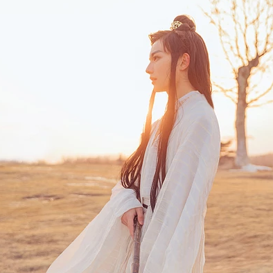 瀟灑喝酒白衣翩翩男生頭像，唯美古風(fēng)真人頭像