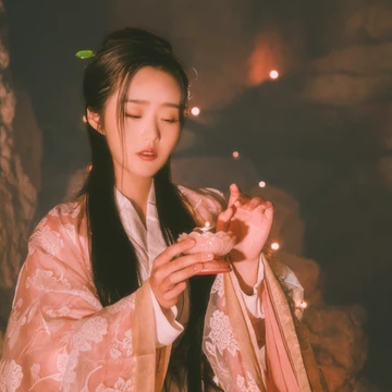 粉衣蓮燈女生頭像，唯美古風(fēng)真人頭像