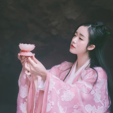 粉衣蓮燈女生頭像，唯美古風(fēng)真人頭像