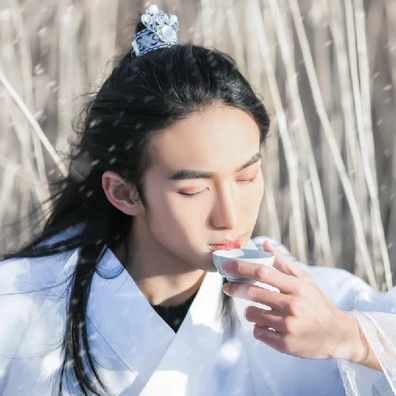 雪飄帶折扇白衣男生頭像，唯美古風真人頭像