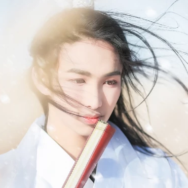 雪飄帶折扇白衣男生頭像，唯美古風真人頭像