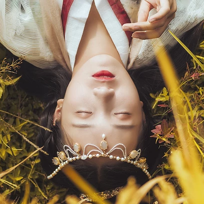 稻田飄香帶傘女生頭像，唯美古風(fēng)真人頭像
