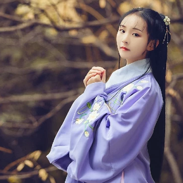高貴優(yōu)雅紫衣帶團扇女生頭像，唯美古風真人頭