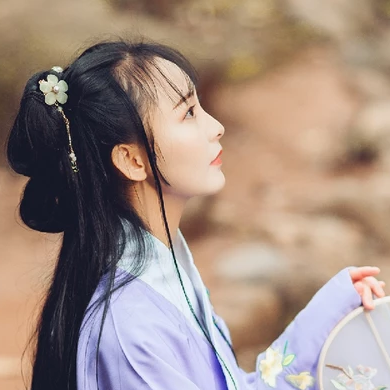 高貴優(yōu)雅紫衣帶團扇女生頭像，唯美古風真人頭