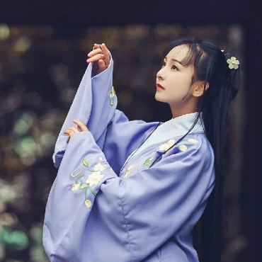 高貴優(yōu)雅紫衣帶團扇女生頭像，唯美古風真人頭