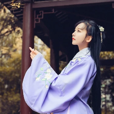 高貴優(yōu)雅紫衣帶團扇女生頭像，唯美古風真人頭
