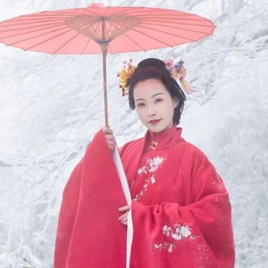 梅花雪紅衣女生頭像，唯美古風(fēng)真人頭像