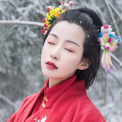 梅花雪紅衣女生頭像，唯美古風(fēng)真人頭像