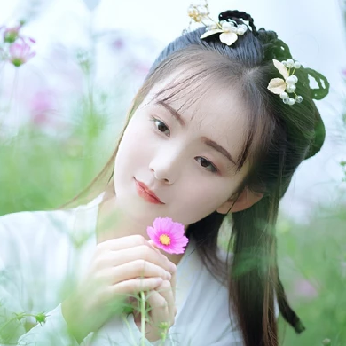 小清新花朵帶團扇女生頭像，唯美古風(fēng)真人頭像