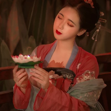 紅紗帶團扇女生頭像，唯美古風真人頭像