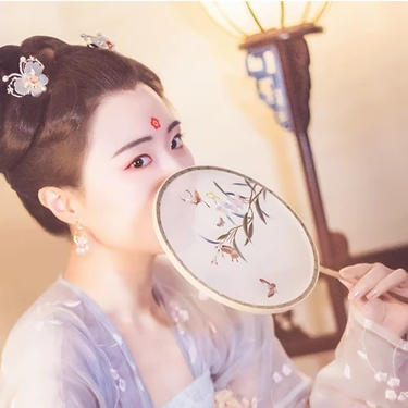 燈下帶團(tuán)扇女生頭像，唯美古風(fēng)真人頭像