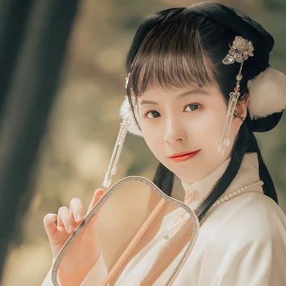 文藝復(fù)古帶團(tuán)扇女生頭像，唯美古風(fēng)真人頭像