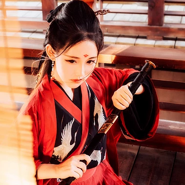 江湖帶兵器紅衣女生頭像，唯美古風真人頭像