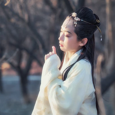 文藝帶笛子女生頭像，唯美古風真人頭像