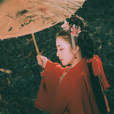 文藝紅衣帶傘女生頭像，唯美古風(fēng)真人頭像