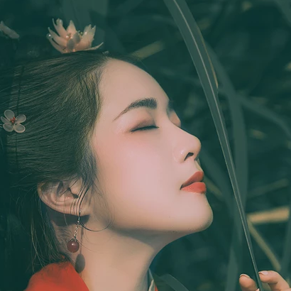 文藝紅衣帶傘女生頭像，唯美古風真人頭像