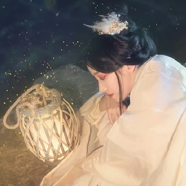 流螢白衣提燈少女頭像，唯美古風(fēng)真人頭像