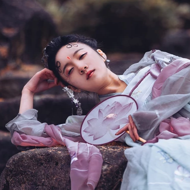 淡紫嬌艷帶團(tuán)扇女生頭像，唯美古風(fēng)真人頭像