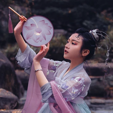 淡紫嬌艷帶團(tuán)扇女生頭像，唯美古風(fēng)真人頭像