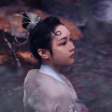淡紫嬌艷帶團(tuán)扇女生頭像，唯美古風(fēng)真人頭像