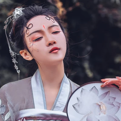 淡紫嬌艷帶團(tuán)扇女生頭像，唯美古風(fēng)真人頭像