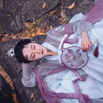 淡紫嬌艷帶團(tuán)扇女生頭像，唯美古風(fēng)真人頭像