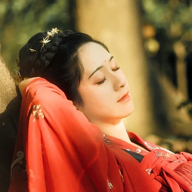 彼岸花團(tuán)扇紅妝紅衣頭像，唯美古風(fēng)真人頭像