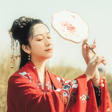 彼岸花團(tuán)扇紅妝紅衣頭像，唯美古風(fēng)真人頭像