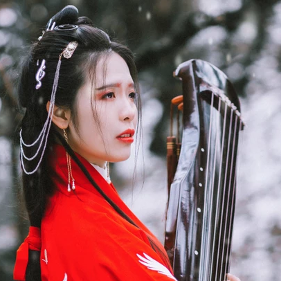 紅衣雪景女生頭像，唯美古風(fēng)真人頭像