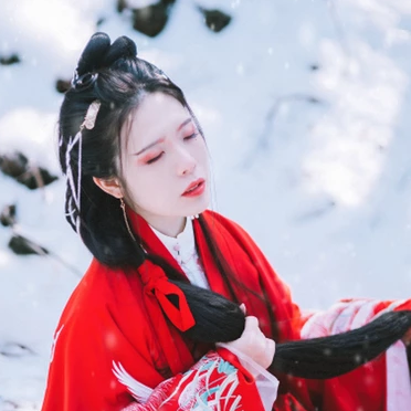 紅衣雪景女生頭像，唯美古風(fēng)真人頭像
