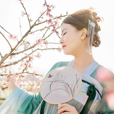 桃花樹下帶團扇女生頭像，唯美古風(fēng)真人頭像