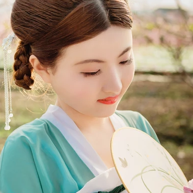 桃花樹下帶團扇女生頭像，唯美古風(fēng)真人頭像