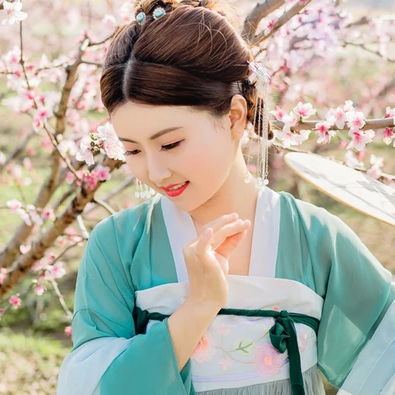 桃花樹下帶團扇女生頭像，唯美古風(fēng)真人頭像