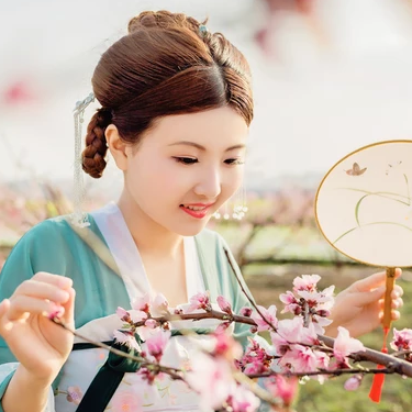 桃花樹下帶團扇女生頭像，唯美古風(fēng)真人頭像