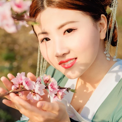 桃花樹下帶團扇女生頭像，唯美古風(fēng)真人頭像