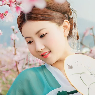 桃花樹下帶團扇女生頭像，唯美古風(fēng)真人頭像