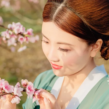 桃花樹下帶團扇女生頭像，唯美古風(fēng)真人頭像