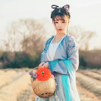 田園里提花籃女生頭像，唯美古風(fēng)真人頭像