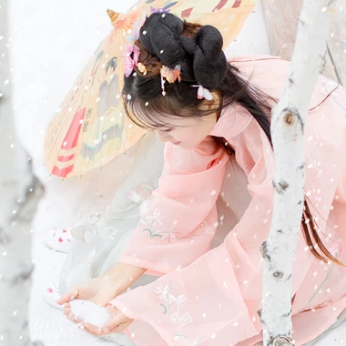 雪景帶傘紅衣女生頭像，唯美古風真人頭像