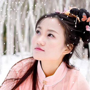 雪景帶傘紅衣女生頭像，唯美古風真人頭像