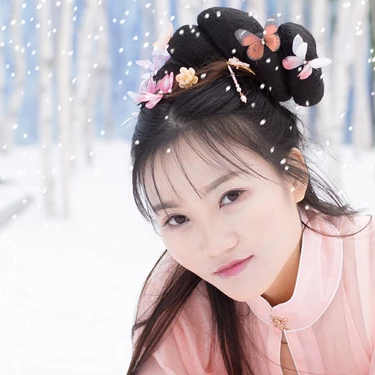 雪景帶傘紅衣女生頭像，唯美古風真人頭像