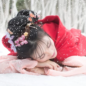 雪景帶傘紅衣女生頭像，唯美古風真人頭像